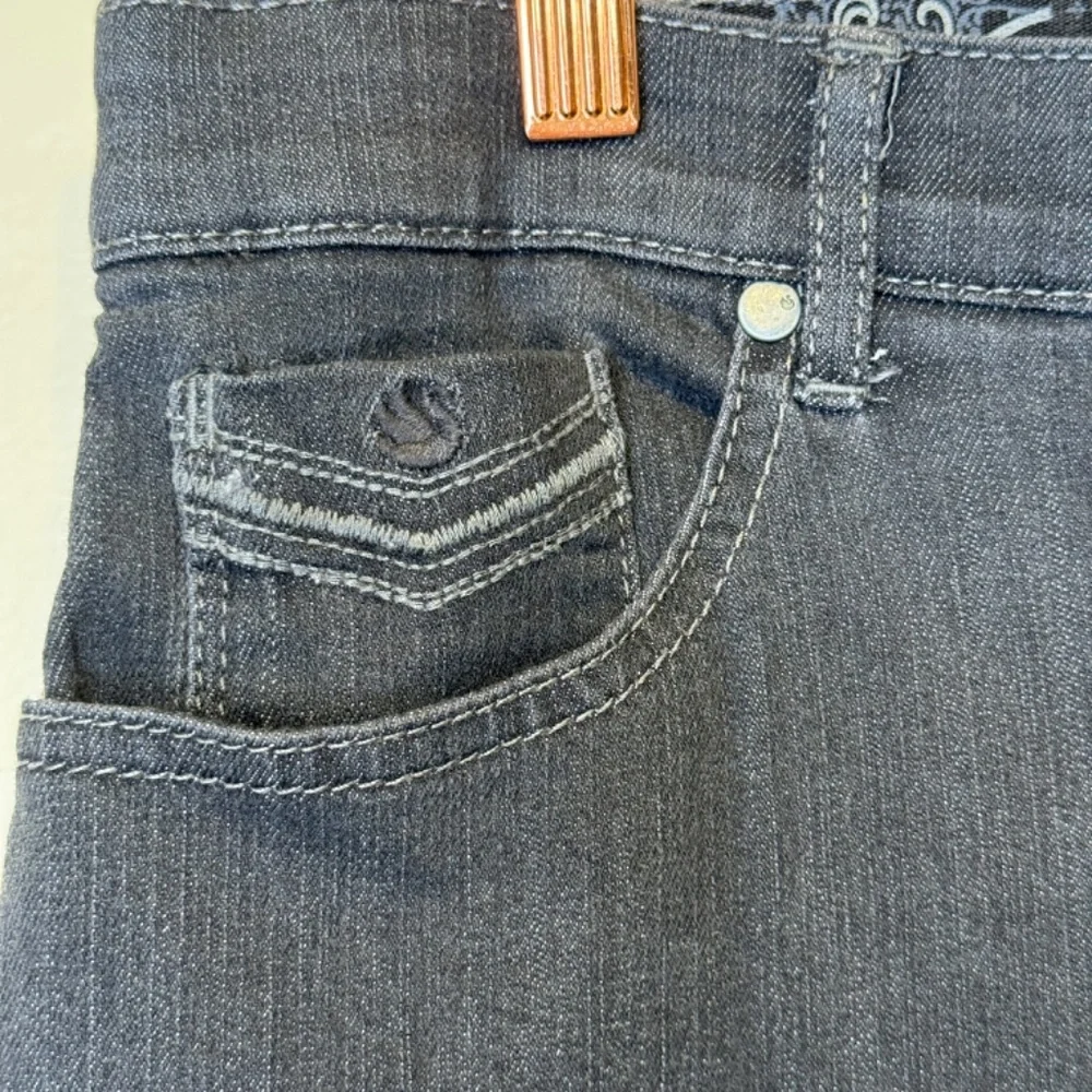 GV | Missy Rear Embroidered Pocket Flap Comfy Stretchy Straight Jeans - Picture 4 of 14
